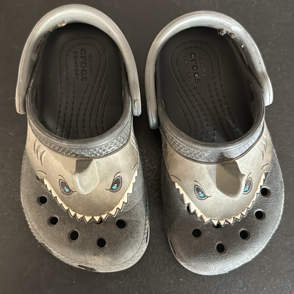 Toddler shark Crocs size 7 - Picture 2 of 4